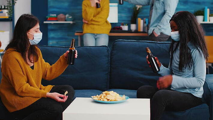 행복 거실 아파트 주택 맥주 대화 가면 마스크 웃음 사람없음 친구 소파 글로벌 파티 검은색 우정 펼침 기쁨 마시기 축하 그룹 바이러스 보호 예방 번짐 다인종 섞기 소셜 코로나바이러스 사교적 뉴노멀 4K MOV 해외동영상 클립영상 감정 컬러 컨셉 의자 관계 모션 주류 표정 말하기 인종 이벤트 건물 경제 동영상 파일형식 효과 건축물 음료 가구 사람 건축 생활용품 오브젝트