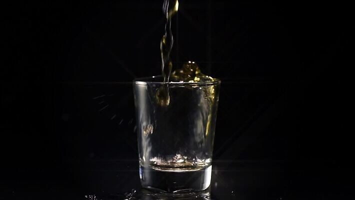 음료 유리 사람없음 컬러풀 라벨 마시기 알코올 신선 바 액체 붓기 고급 떨어짐 만취 슛 버번 위스키 유흥 MOV 해외동영상 슬로모션 클립영상 컬러 컨셉 모션 재질 프레임 주류 촬영기법 동영상 술취함 파일형식