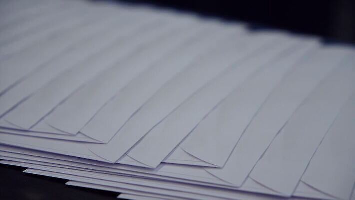 디자인 산업 종이 선 비즈니스 텍스트 공장 커뮤니케이션 봉투 새로움 잉크 타이포그라피 사람없음 사무실 기계 재활용 덮개 긴급 기자 신문 제조 인쇄 묘사 상업 언론 시스템 공학 자동화 조종장치 4K MOV 해외동영상 클립영상 직업 문자 교육 컨셉 공업 간행물 장비 뚜껑 뉴스 친환경 동영상 파일형식