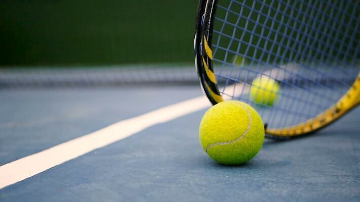 직업 라이프스타일 선 스포츠 포즈 백그라운드 컨셉 오렌지 공 놀이 표면 건강 경기 사람없음 야외 초록색 파란색 세트 운동 노란색 경쟁 장비 도전 테니스 게임 흰색 라켓 원형 그물 닫기 소프트포커스 테니스공 리더 점토 법정 여의주 토너먼트 MOV 해외동영상 클립영상 도형 스포츠용품 컬러 과일 모션 촬영기법 생활 구기 테니스용품 동영상 파일형식