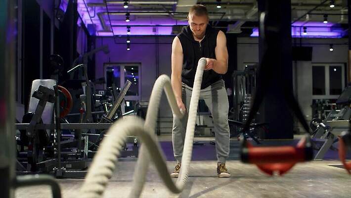 백인 1 남자 밧줄 스포츠 포즈 신체 근육 실내 건강 한명 사람 운동 힘 에너지 보디빌더 연습 체육관 싸움 근육질 노력 극복 운동가 이두근 유일 4K MP4 해외동영상 슬로모션 클립영상 서양인 줄 모션 촬영기법 내부 보디빌딩 몸매 동영상 파일형식