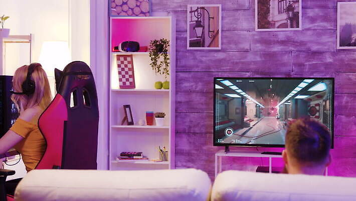 라이프스타일 지도 인터넷 놀이 앉기 여러명 성인 취미 컴퓨터 디지털 스크린 모니터 헤드폰 텔레비전 어둠 경쟁 기쁨 방 발사 사이버 트로피 흥분 전자 네온 사수 온라인 동영상 게이머 비디오게임 플레이어 현실 4K MOV 해외동영상 클립영상 감정 음향기기 다수 컨셉 모션 사람 생활 전자제품 게임 상_우승 파일형식