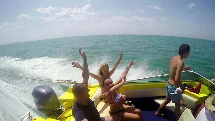 모델 라이프스타일 여자 남자 행복 감정 물결 바다 여행 요트 모션 휴가 항해 미소 웃음 사람 소녀 사람없음 물 여름 친구 파티 여행객 우정 축하 보트 그룹 크루즈 셀프카메라 뱃놀이 4K MP4 해외동영상 클립영상 자연요소 계절 어린이 컨셉 배_교통 관계 표정 이벤트 생활 사진촬영 전통놀이 동영상 파일형식