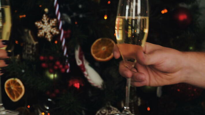 나무 라이프스타일 손 커플 여자 남자 행복 안경 음료 백그라운드 크리스마스 2 겨울 와인잔 창문 가족 유리 휴가 새로움 기념 함께함 관리 사람 이벤트 사람없음 친구 파티 와인 축제 우정 거품 흰색 축하 알코올 생일 샴페인 연도 건배 토스트 눈보라 축배 4K MOV 해외동영상 클립영상 식물 잡화 계절 기념일 감정 빵 컬러 컨셉 술잔 관계 재질 주류 눈_날씨 생활 신체부위 동영상 파일형식