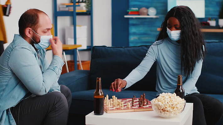 행복 흑인 거실 놀이 주택 맥주 대화 가면 마스크 미소 사람없음 친구 소파 글로벌 파티 검은색 우정 펼침 마시기 축하 바이러스 체스 보호 번짐 체스판 다인종 섞기 소셜 코로나바이러스 사교적 뉴노멀 4K MOV 해외동영상 클립영상 서양인 감정 컬러 컨셉 의자 관계 모션 주류 표정 말하기 인종 이벤트 건물 경제 동영상 파일형식 효과