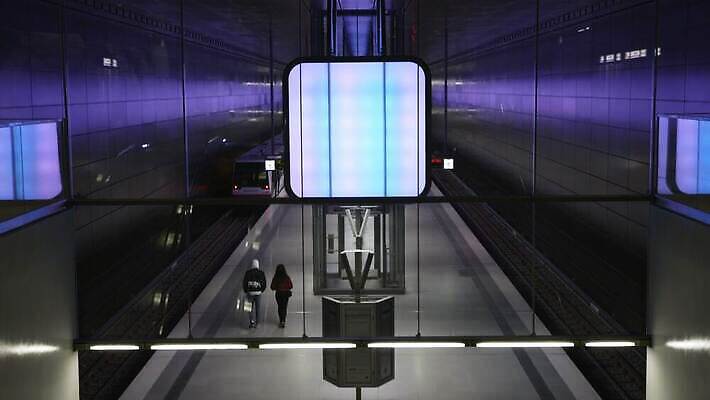 디자인 유럽 선 여행 백그라운드 이동 건축양식 교통시설 유리 미래 독일 사람없음 내부 건물 파란색 빛 사무실 계단 금속 기차 도시 시간 터널 전철 역 아래 속도 에스컬레이터 튜브 지하 일반 빛망울 대칭 함부르크 비어있는 4K MOV 해외동영상 클립영상 건축물 건축 나라 길 육상교통 컬러 교통 컨셉 비즈니스 재질 대중교통 방향 시설 위치 동영상 파일형식