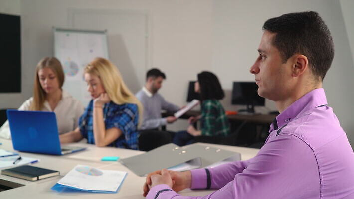 직업 응시 남자 행복 셔츠 비즈니스 성공 노동자 직장 실내 사람 앉기 여러명 20대 사무실 유행 업무 비즈니스맨 그룹 우아함 대표 디자이너 회의실 경영자 창업 밀레니얼 혼혈 4K MOV 해외동영상 클립영상 시선 감정 다수 컨셉 상의 회사 모션 청년 내부 경제 작업 직장인 리더 다문화 자영업 동영상 파일형식