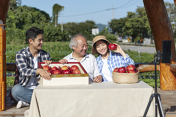 포토 JPG 주간 전신 응시 여자 노년 남자 탁자 미소 웃음 들기 앉기 상반신 20대 성인 야외 앞모습 세명 농작물 스마트폰 판매 바구니 한국인 농촌 시골 사과 농부 정자 방송 70대 보여주기 전원생활 사과상자 1인미디어 스트리밍 숍스트리밍 라이브커머스 국내포토 여주시 자연요소 직업 건축물 시선 뷰포인트 가구 농업 과일 모션 표정 사람 동양인 청년 생활 핸드폰 스마트기기 쇼핑 상자 모바일쇼핑 경기도 파일형식