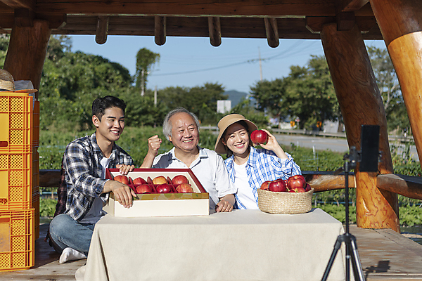 포토 JPG 주간 전신 응시 여자 노년 남자 탁자 미소 들기 앉기 상반신 20대 성인 야외 앞모습 세명 농작물 스마트폰 판매 바구니 파이팅 주먹 한국인 농촌 시골 사과 농부 정자 방송 70대 보여주기 전원생활 사과박스 사과상자 1인미디어 스트리밍 숍스트리밍 라이브커머스 국내포토 여주시 자연요소 직업 건축물 시선 뷰포인트 가구 농업 과일 모션 표정 사람 동양인 청년 생활 핸드폰 스마트기기 쇼핑 상자 모바일쇼핑 경기도 파일형식
