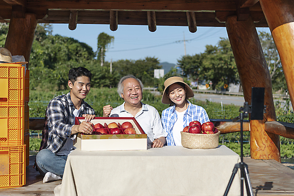 포토 JPG 주간 전신 응시 여자 노년 남자 탁자 웃음 앉기 상반신 20대 성인 야외 앞모습 세명 농작물 스마트폰 판매 바구니 파이팅 주먹 한국인 농촌 시골 사과 농부 정자 방송 70대 전원생활 사과상자 1인미디어 스트리밍 숍스트리밍 라이브커머스 국내포토 여주시 자연요소 직업 건축물 시선 뷰포인트 가구 농업 과일 모션 표정 사람 동양인 청년 생활 핸드폰 스마트기기 쇼핑 상자 모바일쇼핑 경기도 파일형식