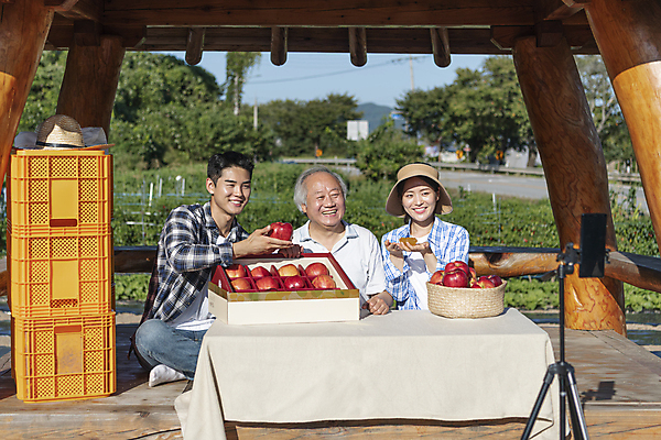 포토 JPG 주간 전신 응시 여자 노년 남자 탁자 웃음 들기 앉기 상반신 20대 성인 야외 앞모습 세명 농작물 스마트폰 판매 바구니 한국인 농촌 시골 사과 농부 정자 방송 70대 보여주기 전원생활 사과상자 1인미디어 스트리밍 숍스트리밍 라이브커머스 국내포토 여주시 자연요소 직업 건축물 시선 뷰포인트 가구 농업 과일 모션 표정 사람 동양인 청년 생활 핸드폰 스마트기기 쇼핑 상자 모바일쇼핑 경기도 파일형식