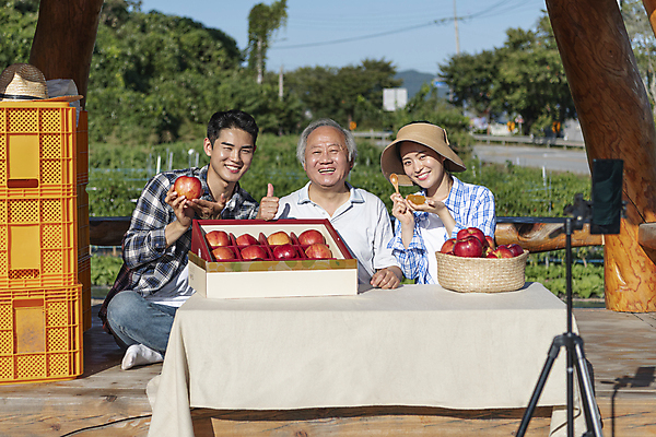 포토 JPG 주간 전신 응시 여자 노년 남자 탁자 미소 웃음 들기 앉기 상반신 20대 성인 야외 앞모습 세명 농작물 스마트폰 판매 바구니 한국인 농촌 시골 사과 농부 정자 방송 70대 따봉 보여주기 전원생활 사과상자 1인미디어 스트리밍 숍스트리밍 라이브커머스 국내포토 여주시 자연요소 직업 건축물 시선 뷰포인트 가구 농업 과일 모션 표정 사람 동양인 청년 생활 핸드폰 스마트기기 쇼핑 상자 최고 모바일쇼핑 경기도 파일형식