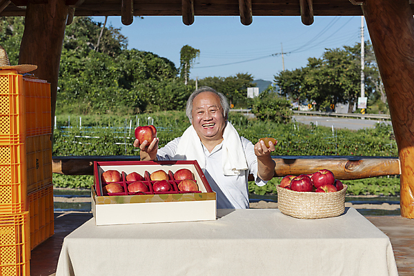 포토 JPG 주간 노년 남자 탁자 한명 미소 웃음 들기 상반신 야외 앞모습 농작물 판매 바구니 한국인 농촌 시골 사과 농부 정자 방송 70대 보여주기 전원생활 사과상자 노인남자한명만 1인미디어 스트리밍 숍스트리밍 라이브커머스 국내포토 여주시 자연요소 직업 1 건축물 뷰포인트 가구 농업 과일 모션 표정 사람 동양인 성인 생활 쇼핑 상자 모바일쇼핑 경기도 남자한명만 노인남자만 파일형식