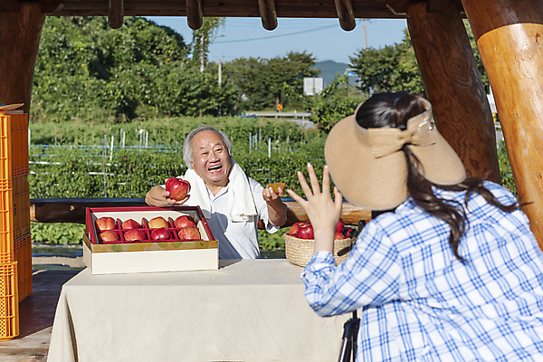 포토 JPG 주간 응시 여자 노년 남자 탁자 미소 웃음 들기 상반신 20대 성인 야외 두명 앞모습 뒷모습 농작물 판매 바구니 촬영 한국인 농촌 시골 사과 농부 정자 방송 70대 전원생활 사과상자 1인미디어 스트리밍 숍스트리밍 라이브커머스 국내포토 여주시 자연요소 직업 건축물 시선 뷰포인트 가구 농업 과일 모션 표정 사람 동양인 청년 생활 쇼핑 상자 모바일쇼핑 경기도 파일형식