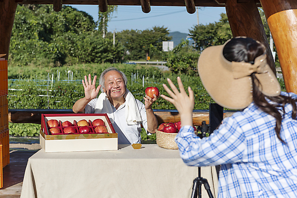 포토 JPG 주간 응시 여자 노년 남자 탁자 미소 웃음 들기 상반신 20대 성인 야외 두명 앞모습 뒷모습 농작물 스마트폰 판매 바구니 촬영 한국인 농촌 시골 사과 농부 정자 손인사 방송 70대 전원생활 사과상자 1인미디어 스트리밍 숍스트리밍 라이브커머스 국내포토 여주시 자연요소 직업 건축물 시선 뷰포인트 가구 농업 과일 모션 표정 사람 동양인 청년 생활 핸드폰 스마트기기 쇼핑 상자 인사 모바일쇼핑 경기도 파일형식