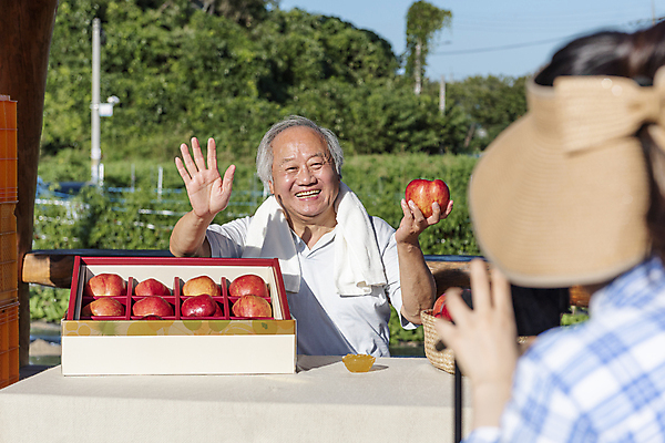 포토 JPG 주간 응시 여자 노년 남자 탁자 미소 웃음 들기 상반신 20대 성인 야외 두명 앞모습 뒷모습 농작물 판매 촬영 한국인 농촌 시골 사과 농부 소프트포커스 정자 손인사 방송 70대 전원생활 사과상자 1인미디어 스트리밍 숍스트리밍 라이브커머스 국내포토 여주시 자연요소 직업 건축물 시선 뷰포인트 가구 농업 과일 모션 촬영기법 표정 사람 동양인 청년 생활 쇼핑 상자 인사 모바일쇼핑 경기도 파일형식