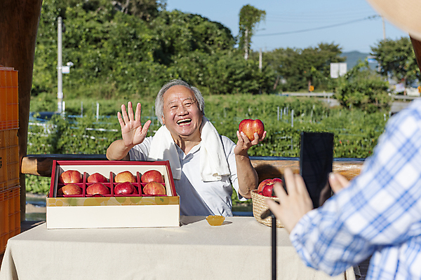 포토 JPG 주간 여자 노년 남자 탁자 미소 웃음 들기 상반신 20대 성인 야외 두명 앞모습 뒷모습 농작물 스마트폰 판매 한국인 농촌 시골 사과 농부 소프트포커스 정자 손인사 방송 70대 전원생활 사과상자 1인미디어 스트리밍 숍스트리밍 라이브커머스 국내포토 여주시 자연요소 직업 건축물 뷰포인트 가구 농업 과일 모션 촬영기법 표정 사람 동양인 청년 생활 핸드폰 스마트기기 쇼핑 상자 인사 모바일쇼핑 경기도 파일형식