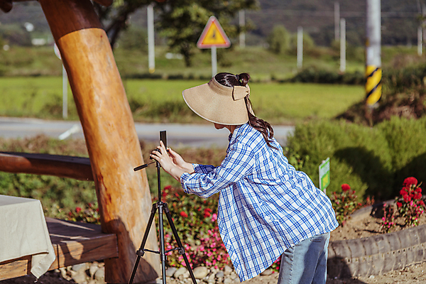 포토 JPG 주간 여자 한명 상반신 20대 성인 야외 옆모습 아웃포커스 촬영 한국인 농촌 시골 잡기 농부 방송 삼각대 전원생활 성인여자한명만 1인미디어 스트리밍 숍스트리밍 라이브커머스 국내포토 여주시 자연요소 직업 1 뷰포인트 모션 촬영기법 사람 동양인 청년 생활 쇼핑 모바일쇼핑 경기도 여자한명만 성인여자만 파일형식