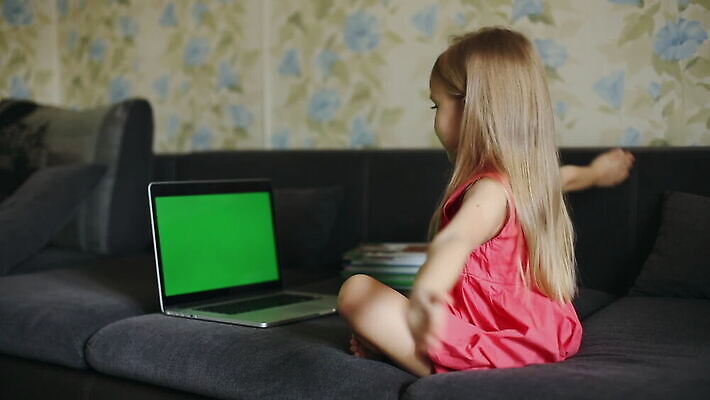 백인 교육 생각 인터넷 학교 주택 관리 한명 사람 노트북 학습 스터디 컴퓨터 식당 유치원 춤 멀리 온라인 고립 크로마키 코로나바이러스 사회적거리두기 MOV 해외동영상 클립영상 서양인 1 캠페인 문화예술 건물 전자제품 상점 바이러스 동영상 파일형식