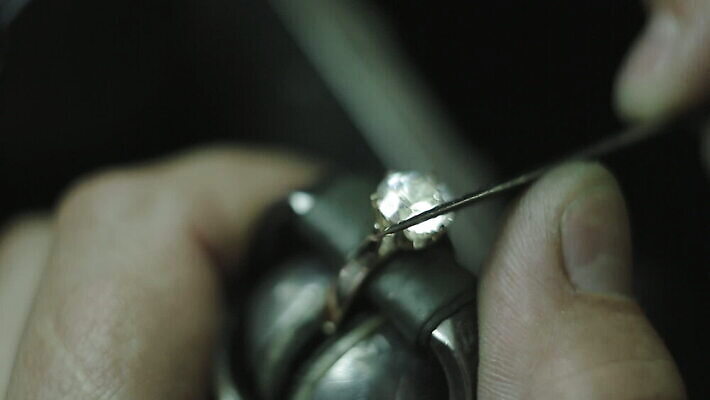 직업 손 디자인 벤치 손가락 노동자 창조 미술 사람 사람없음 빛 상점 금속 장비 공구 반지 잡기 업무 작업실 황금 고급 수리 제조 보석 만들기 다이아몬드 고정 닦기 공예가 그런지 백금 MOV 해외동영상 클립영상 컨셉 의자 장신구 모션 재질 문화예술 신체부위 도구 작업 광석 동영상 파일형식