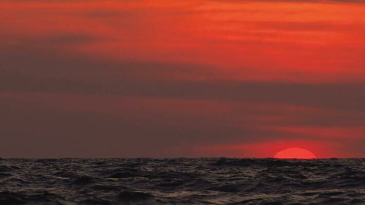 파도 바다 컬러 섬 백그라운드 오렌지 자연 벽지 하늘 표면 휴가 사람없음 물 햇빛 태양 반사 일출 침묵 황혼 일몰 새벽 낭만 신용카드 지중해 그리스 장면 천국 웅장함 코르푸 파라다이스 4K MOV 해외동영상 클립영상 자연요소 유럽 컨셉 과일 금융 노을 소리 생태계 동영상 파일형식