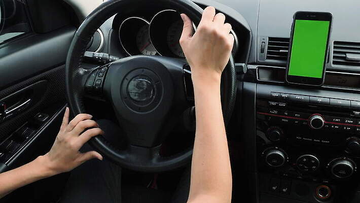 백인 라이프스타일 여자 여행 자동차 모바일 세포 실내 관리 한명 스마트폰 핸드폰 운전 바퀴 운전사 닫기 핸들 네비게이션 계기판 셀룰러 크로마키 4K MOV 해외동영상 클립영상 서양인 직업 1 육상교통 모션 사람 내부 생활 전자제품 스마트기기 동영상 파일형식