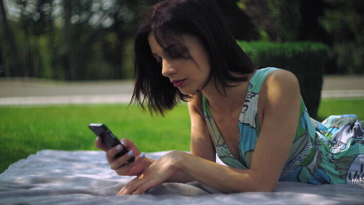 라이프스타일 공원 여자 행복 인터넷 자연 모바일 갈색머리 한명 미소 웃음 풍경 잔디 성인 야외 여름 빛 스마트폰 핸드폰 태양 기쁨 꿈 립스틱 타이핑 비즈니스우먼 서핑 메시지 무선전화기 와이파이 위치 온라인 타입 내추럴 채팅 4G 4K MOV 해외동영상 클립영상 자연요소 식물 1 헤어스타일 계절 공공시설 감정 비즈니스 표정 IT 사람 생활 전자제품 스마트기기 화장품 수상스포츠 직장인 전화기 생태계 무선인터넷 동영상 파일형식