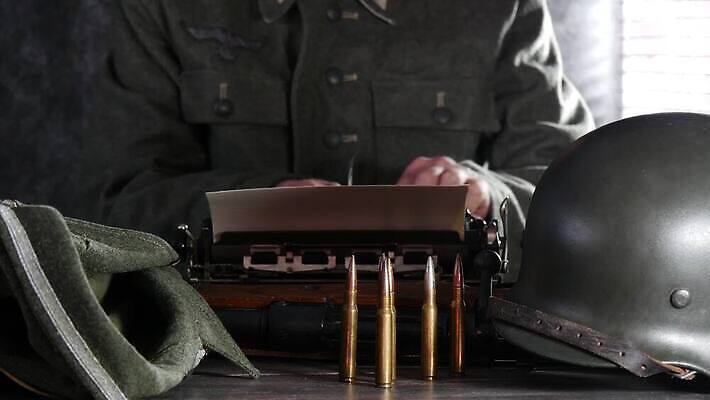 무기 유니폼 독일 사람없음 장비 수확 기록 헬멧 복고 군용 싸움 전쟁 육군 타자기 병정 갑옷 노르망디 옛날 스타일 4K MP4 해외동영상 클립영상 옷 유럽 농업 모션 군대 골동품 보호장비 동영상 파일형식