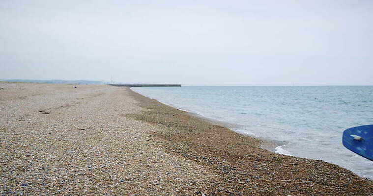 바다 영국 한명 서기 야외 옆모습 조약돌 잡기 서핑보드 서핑 잠수복 패닝샷 서식스 4K MOV 해외동영상 슬로모션 클립영상 1 옷 유럽 뷰포인트 모션 촬영기법 사람 돌 수상스포츠 보드_스포츠 동영상 파일형식