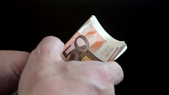 직업 손 종이 백그라운드 지폐 돈 비즈니스 성공 관리 정장 사람없음 금융 사무실 검은색 어둠 거래 저축 유로 잡기 악단 업무 비즈니스맨 계산 시장 재산 구매 주기 투자 만들기 결제 계산서 월급 빚 마피아 부정부패 세금 카운트 4K MP4 해외동영상 클립영상 옷 남자 음악 컬러 컨셉 모션 신체부위 경제 쇼핑 작업 직장인 동영상 파일형식