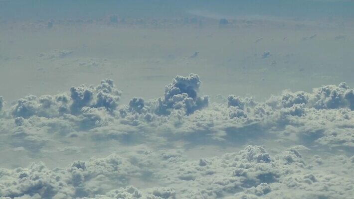 교통시설 자연 하늘 날씨 비행기 안테나 사람없음 파란색 햇빛 평화 환경 비행 분위기 매끈함 주식 고도 항공 상업 격려 폭풍 동영상 정의 HD MP4 해외동영상 클립영상 감정 컬러 교통 컨셉 통신 항공교통 모션 대중교통 금융 태양 감각 시설 생태계 파일형식