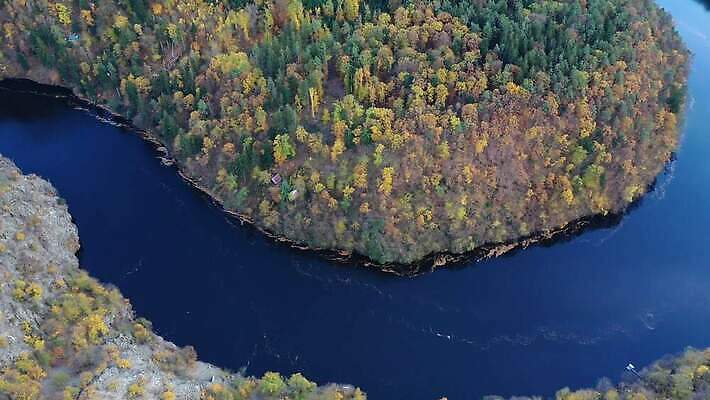 모양 나무 유럽 컬러 여행 곡선 자연 안테나 파노라마 숙이기 사람없음 야외 초록색 물 강 컬러풀 계곡 일몰 놀람 시골 숲 체코 프라하 내추럴 공화국 드론 보헤미아 조감도 편자 4K MP4 해외동영상 클립영상 자연요소 식물 감정 나라 선 포즈 통신 촬영기법 표정 노을 생태계 동영상 말발굽 파일형식