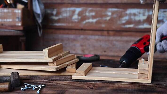 라이프스타일 디자인 산업 가구 휴식 노동자 주택 기술 건강 취미 사람없음 건물 목재 장비 공구 업무 작업실 목수 목공예 DIY 공예가 솜씨 수목 작업대 재주꾼 핸드메이드 코로나바이러스 사회적거리두기 4K MOV 해외동영상 클립영상 나무 직업 건축물 캠페인 생활용품 컨셉 재료 생활 도구 작업 바이러스 공예 동영상 파일형식