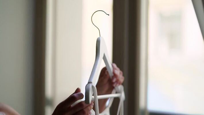 백인 손 드레스 옷 여자 딸 리본 결혼 신혼부부 결혼식 기념 이벤트 성인 유행 귀여움 낭만 흰색 축하 가운 고급 우아함 닫기 묘사 들러리 착용 코르셋 헬프 스타일 놓기 MOV 해외동영상 클립영상 서양인 부부 컬러 컨셉 가족 모션 사람 신체부위 도움 신혼 동영상 하객 파일형식