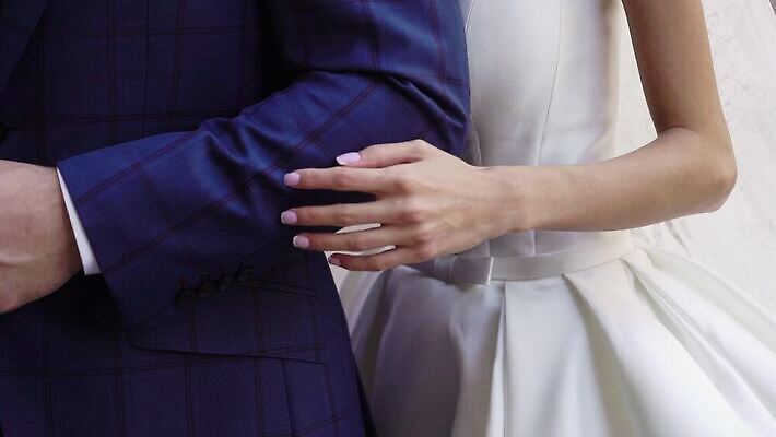 백인 라이프스타일 커플 드레스 여자 남자 행복 신랑 결혼 2 가족 신혼부부 포옹 결혼식 남편 키스 관리 사랑 성인 여름 걷기 귀여움 산책 흰색 가운 우아함 열정 MOV 해외동영상 클립영상 서양인 부부 옷 계절 감정 컬러 컨셉 관계 안기 모션 휴식 사람 이벤트 생활 애정표현 신혼 동영상 파일형식