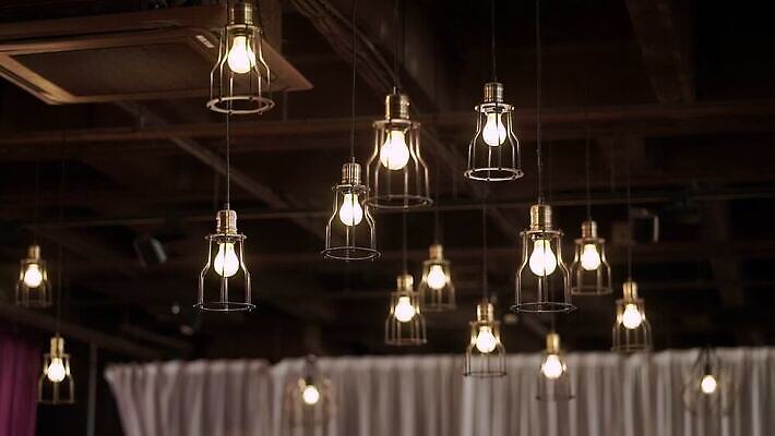 줄 결혼 전구 휴가 조명 주택 매달리기 사람없음 장식 빛 노란색 파티 축제 화환 황혼 모임 수확 등불 램프 축하 야간 저녁 오브젝트 잔치 보케 빛망울 광 뒤뜰 텅스텐 MOV 해외동영상 클립영상 자연요소 꽃 컬러 컨셉 농업 모션 이벤트 건물 일몰 원소 동영상 파일형식