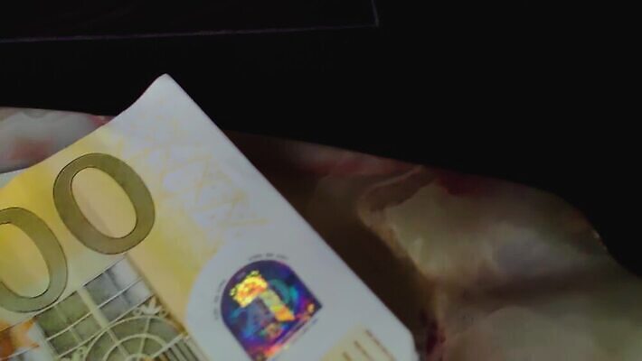 손 응시 행복 백그라운드 지폐 돈 비즈니스 탁자 성공 앉기 사람없음 내부 금융 달러 검은색 이탈리아 거래 잡기 비즈니스맨 범죄 재산 떨어짐 주기 복고 뇌물 단검 깡패 고립 마피아 불법 승자 옛날 많음 4K MP4 해외동영상 클립영상 시선 남자 감정 유럽 무기 컬러 가구 컨셉 모션 신체부위 경제 직장인 검 동영상 파일형식