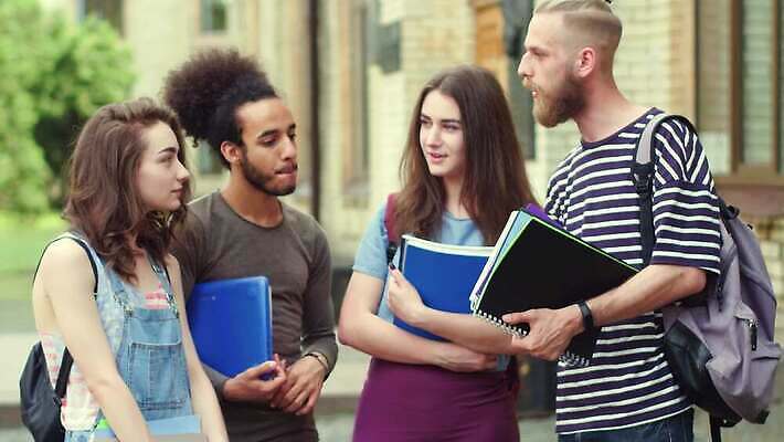 학생 라이프스타일 교육 남자 행복 휴식 함께함 대화 서기 미소 사람 소년 여러명 20대 야외 청춘 정원 공책 우정 그룹 대학교 다민족 단절 4K MP4 해외동영상 클립영상 감정 어린이 다수 컨셉 학교 모션 문구용품 표정 말하기 청년 생활 친구 동영상 파일형식