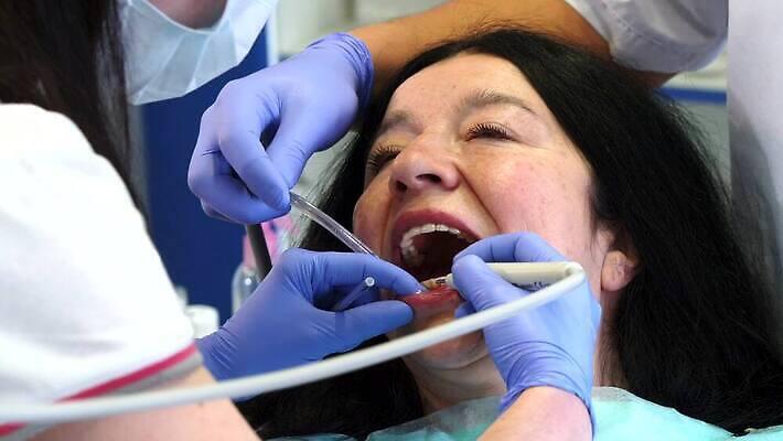 직업 여자 얼굴 건강 치과 병원 사람 성인 두명 치료 물 약 거울 장비 환자 의사 공구 오픈 입 구멍 닫기 치아 청소 확인 치과의사 순서 깊이 돌봄 명패 미백 썩음 위생관리 치통 4K MOV 해외동영상 클립영상 자연요소 의학 모션 관리 신체부위 의료진 도구 소화기관 질병 동영상 파일형식