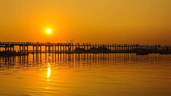 실루엣 호수 파도 여행 건축양식 자연 하늘 거리 그림자 사람 사람없음 건물 목재 강 컬러풀 태양 반사 여행객 걷기 황혼 일몰 연못 도시 보트 역사 저녁 나룻배 석호 랜드마크 미얀마 방법 버마 옛날 4K 타임랩스 MOV 해외동영상 클립영상 자연요소 나무 건축물 건축 아시아 바다 컬러 배_교통 재료 모션 촬영기법 노을 야간 생태계 동영상 파일형식