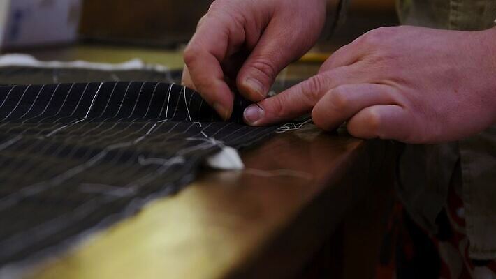 직업 옷 백그라운드 탁자 직장 한명 빛 유행 상점 기계 직물 업무 작업실 수술 실 닫기 제조 바느질 디자이너 방향 오브젝트 땀 실타래 얼레 재단 공예가 집게발 하수 핸드메이드 플랫레이 4K MP4 해외동영상 클립영상 1 가구 회사 의학 모션 사람 치료 물 작업 플랫 동영상 파일형식