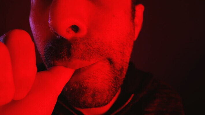 백인 손 남자 감정 얼굴 컨셉 생각 청소년 수염 스트레스 한명 사람 소년 성인 빨간색 청춘 어둠 엄지손가락 닫기 핥기 빨다 불안 고민 공포 문제 긴장 결백 바보 벙어리 특별함 혼란 MOV 해외동영상 클립영상 서양인 1 어린이 컬러 손가락 모션 신체부위 동영상 파일형식