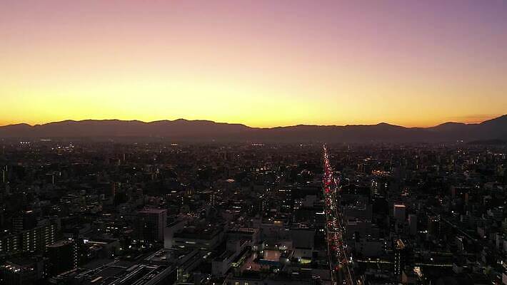 나무 계절 아시아 종교 문화 도로 비즈니스 건축양식 교통시설 자동차 하늘 아침 지붕 거리 안테나 사람없음 건물 물 파란색 도시풍경 교회 일출 탑 일본 고층빌딩 일몰 가을 도시 체리 재산 도심 역 타운 스카이라인 교토 드론 랜드마크 방법 사당 옛날 조감도 4K MOV 해외동영상 클립영상 주간 자연요소 식물 건축물 건축 나라 길 육상교통 컬러 교통 과일 통신 종교건축 풍경 빌딩 금융 노을 시설 동영상 파일형식