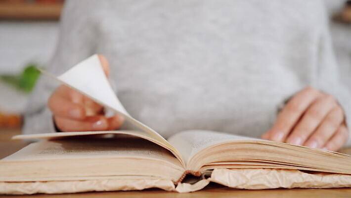 학생 라이프스타일 여자 교육 종이 백그라운드 손가락 주택 실내 한명 사람 앉기 취미 책 스터디 독서 닫기 도서관 읽기 문학 주말 페이지 되감기 옛날 우울감 4K MOV 해외동영상 슬로모션 클립영상 1 손 감정 모션 촬영기법 내부 건물 생활 학습 동영상 파일형식