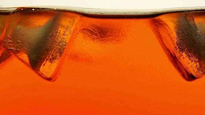 음료 모션 유리 사람없음 옆모습 냉동 얼음 검은색 주스 거품 추위 칵테일 항아리 투명 액체 닫기 냄비 미끄럼틀 컨테이너 찻주전자 크리스탈 큐브 묘사 준비 상쾌 회전 함선 각도 느림 버번 위스키 MOV 해외동영상 클립영상 자연요소 감정 산업 뷰포인트 컬러 배_교통 재질 주전자 주류 도자기 솥 놀이기구 광석 동영상 파일형식