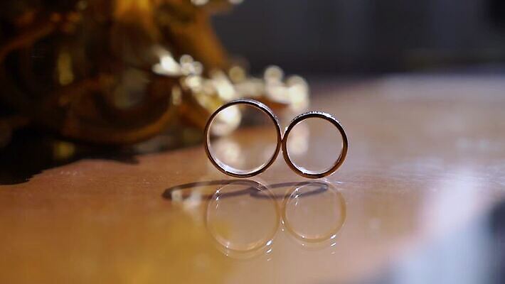 전통 커플 기념일 결혼 2 장신구 결혼식 남편 함께함 선물 사랑 사람없음 빛 금속 흰색 축하 반지 아내 쌍 황금 고급 닫기 은색 보석 심볼 오브젝트 다이아몬드 약혼 고립 백금 제안 MOV 해외동영상 클립영상 감정 컬러 컨셉 관계 모션 재질 이벤트 광석 약속 동영상 파일형식