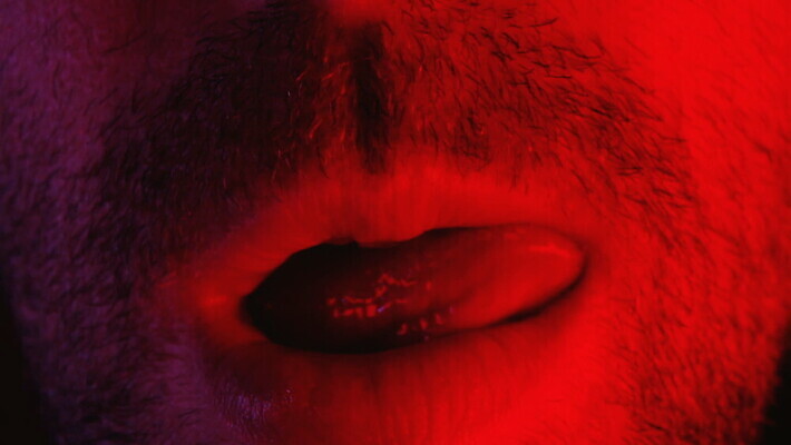 백인 응시 남자 감정 얼굴 포즈 수염 사랑 한명 사람 성인 빨간색 섹시 어둠 낭만 표현 자신감 입 닫기 맛 핥기 유혹 혀 입술 열정 도발 성욕 MOV 해외동영상 클립영상 서양인 1 시선 컬러 컨셉 모션 신체부위 동영상 욕망 파일형식