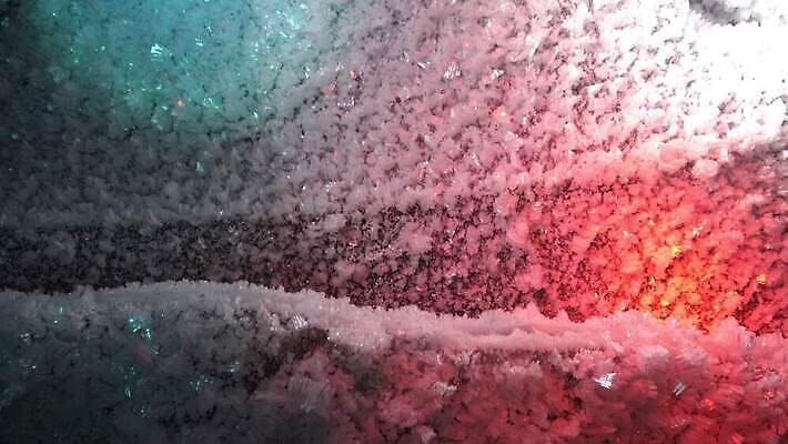 컬러 여행 백그라운드 겨울 자연 조명 산 실내 아이슬란드 풍경 사람없음 빨간색 물 파란색 빛 냉동 얼음 추위 광선 흰색 등불 동굴 크리스탈 북극 묘사 빙하 서리 빙산 북쪽 지하 내추럴 카자흐스탄 4K 알마티 MP4 해외동영상 클립영상 자연요소 계절 유럽 아시아 내부 광석 극지방 방향 생태계 동영상 파일형식