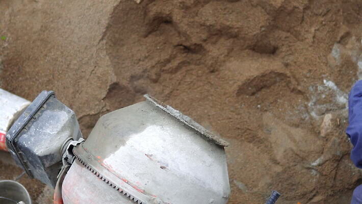 백인 산업 모래 포즈 백그라운드 컨셉 노동자 바닥 통 건물 물 기계 카트 장비 건설현장 껍질 혼합 땅 자르기 믹서 양동이 시멘트 노력 지하 공학 개발 건축업자 계약자 공예가 방법 섞기 콘크리트 4K MOV 해외동영상 클립영상 자연요소 서양인 직업 건축물 교육 건축 모션 건설업 계약 동영상 파일형식