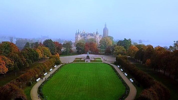 외관 응시 공원 유럽 호수 컬러 섬 여행 건축양식 자연 하늘 날씨 독일 안테나 파노라마 사람없음 야외 건물 물 여름 파란색 태양 탑 궁전 낭만 가을 도시 역사 동영상 랜드마크 옛날 MOV 해외동영상 클립영상 자연요소 건축물 시선 계절 공공시설 건축 나라 컨셉 고건축 통신 촬영기법 생태계 파일형식